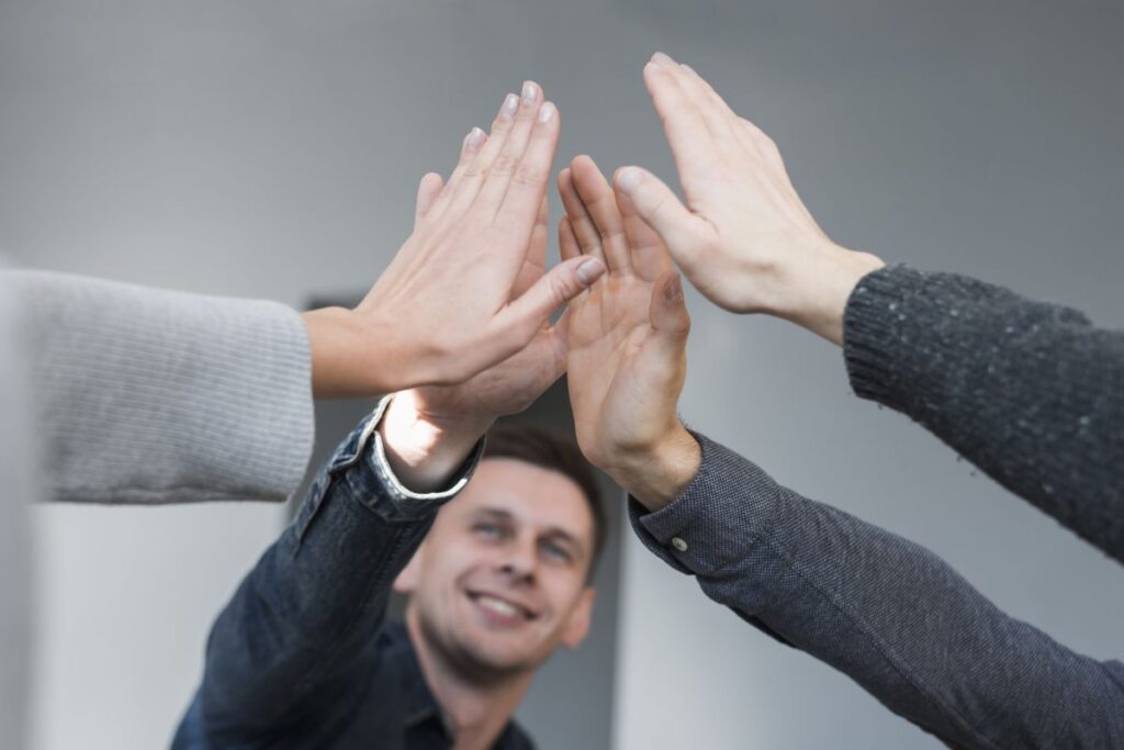 Grupo de manos chocándose en señal de trabajo en equipo